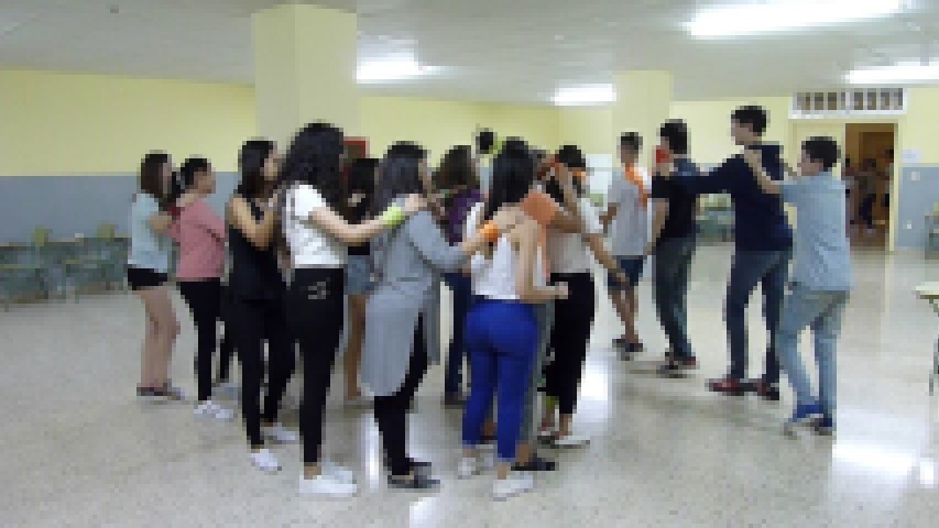 Alumnos bailando en una aula